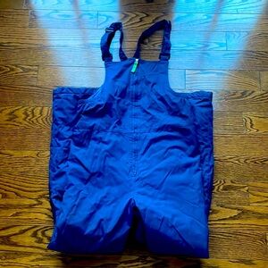 Tis the season to get snow pants ❄️🏂⛷️❄️